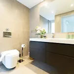 Daire Deluxe Downtown With Spacious Balcony *