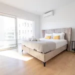 Deluxe Downtown With Spacious Balcony Apartment