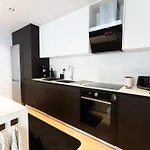 Daire Deluxe Downtown With Spacious Balcony *