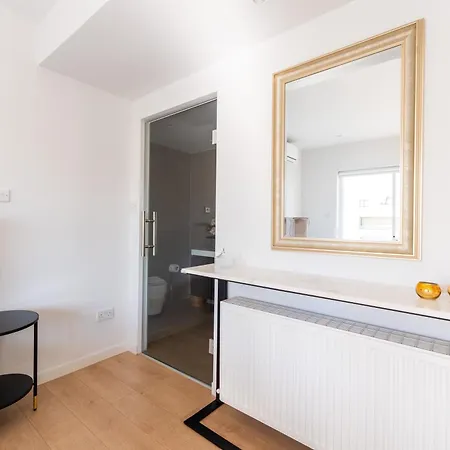 Deluxe Downtown With Spacious Balcony Апартаменты *