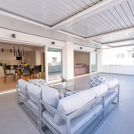 Deluxe Downtown With Spacious Balcony Apartament