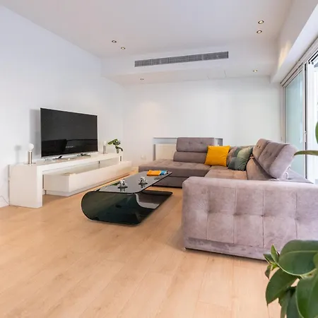 Deluxe Downtown With Spacious Balcony *