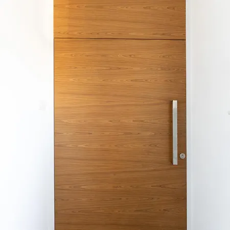 Deluxe Downtown With Spacious Balcony Nikozja