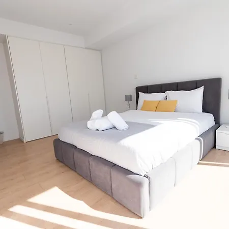 Deluxe Downtown With Spacious Balcony Apartament