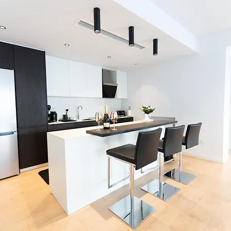 Deluxe Downtown With Spacious Balcony *