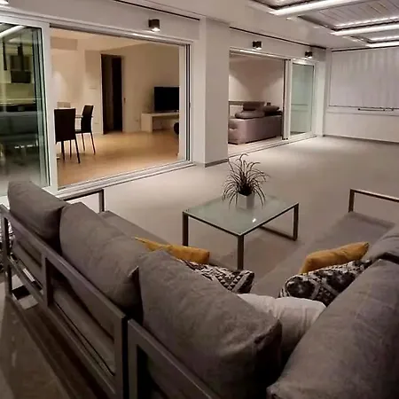 Apartamento Deluxe Downtown With Spacious Balcony