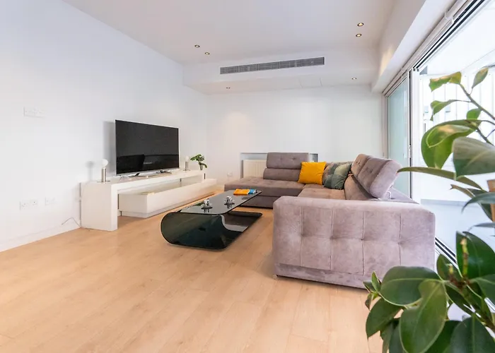 Deluxe Downtown With Spacious Balcony *