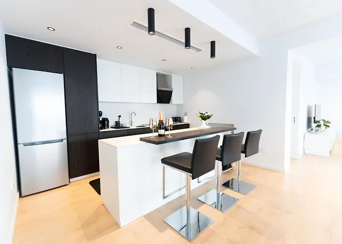 Deluxe Downtown With Spacious Balcony *