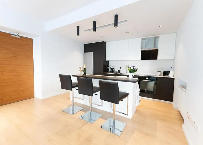 Deluxe Downtown With Spacious Balcony *