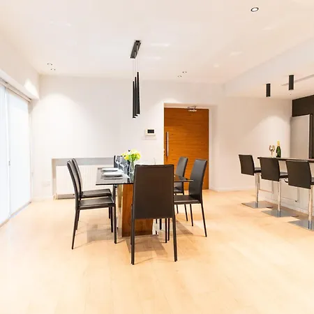 Wealthystays Apartman *