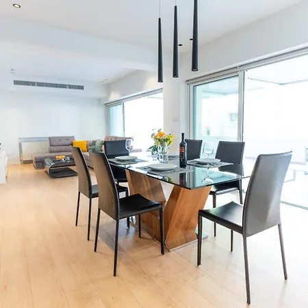 Deluxe Downtown With Spacious Balcony