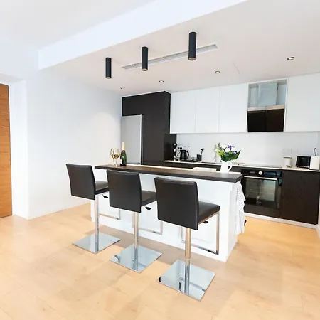 Deluxe Downtown With Spacious Balcony *