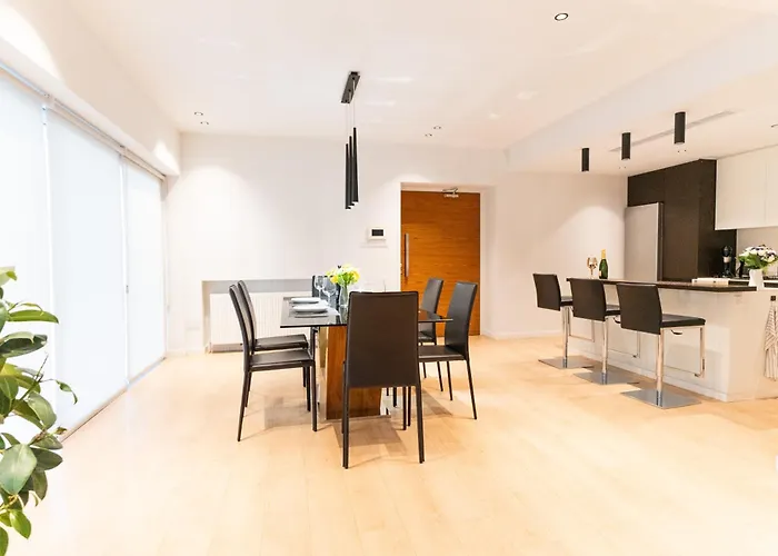 Deluxe Downtown With Spacious Balcony Διαμέρισμα *