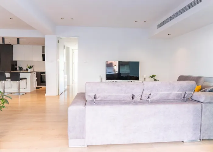 Deluxe Downtown With Spacious Balcony Λευκωσία