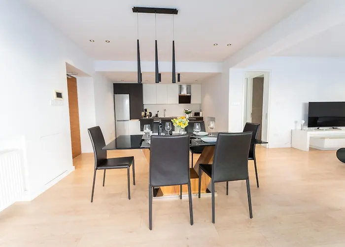 Deluxe Downtown With Spacious Balcony Διαμέρισμα *